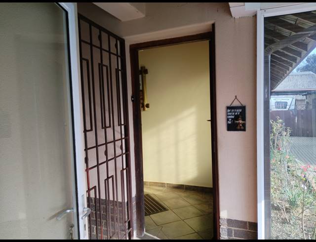 3 BEDROOM HOUSE FOR SALE IN KEMPTON PARK EXT 4